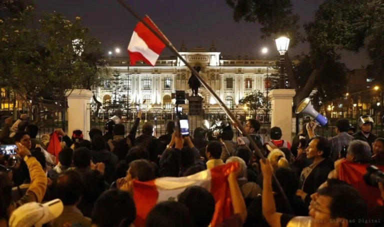 Desconfianza y desinterés marcan la relación de los peruanos con la política