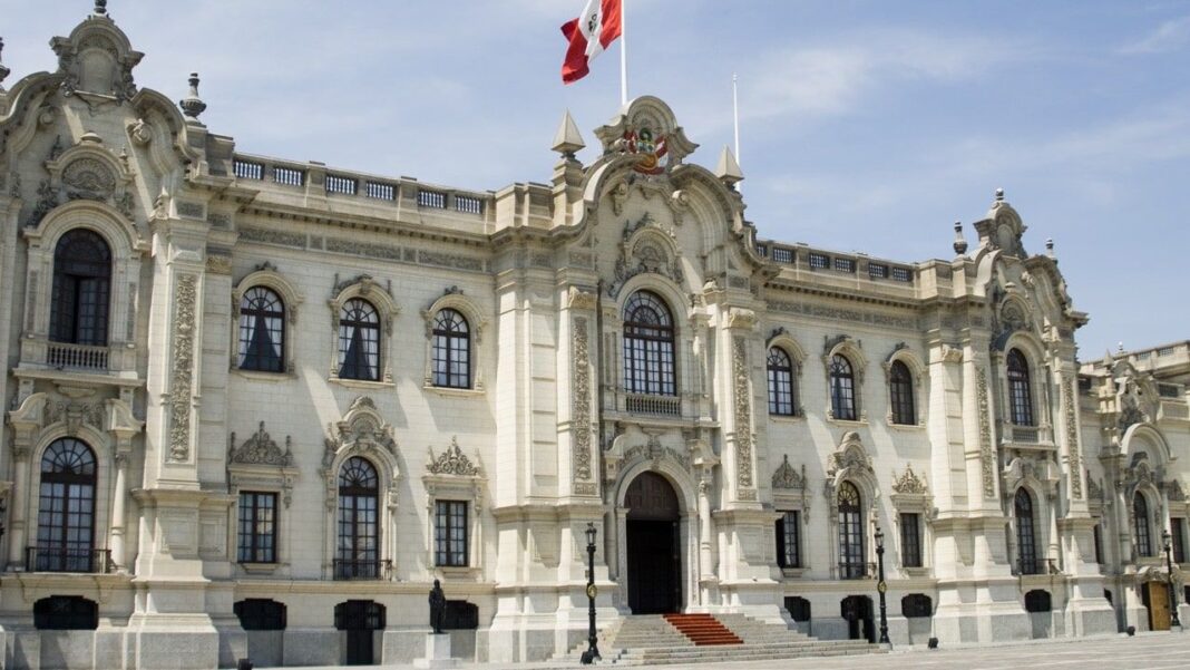 Análisis del director de Videnza Instituto alerta que persisten debilidades técnicas en propuestas económicas y riesgos para la estabilidad fiscal.