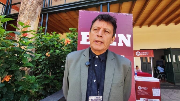 Programa universitario impulsa ideas de negocio de estudiantes, docentes y egresados, con asesoría especializada y proyección empresarial.