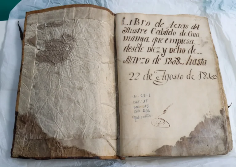 Recuperan valioso libro del Cabildo de Huamanga hallado en Argentina tras operativo