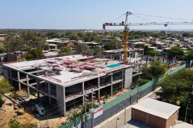 MEF mejora proyección de inversión, pero advierte riesgos por gasto fiscal y factores externos.