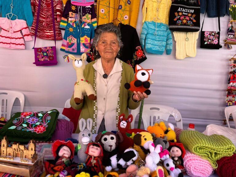 Talleres semanales forman hasta 40 participantes en la elaboración de productos textiles, promoviendo inclusión, autonomía económica y bienestar emocional.