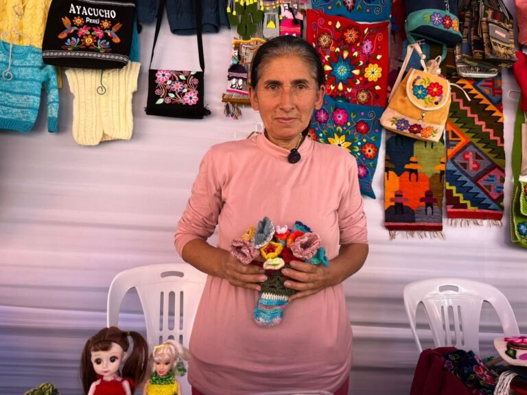 Emprendimiento familiar surge tras capacitaciones de Omaped y ofrece productos personalizados en el marco del Día de la Madre.
