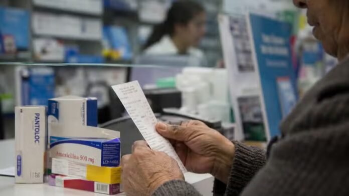 Informe del IPE advierte que miles de familias deben destinar gran parte de sus ingresos a tratamientos y compras en farmacias privadas.