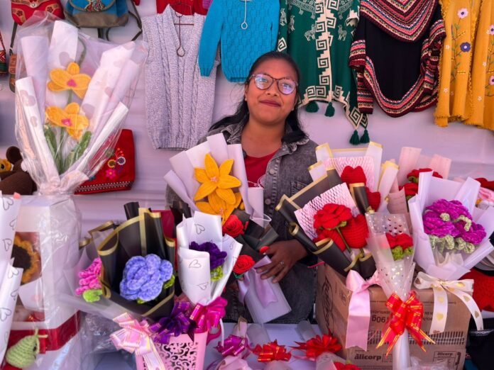 Fundadora de “Tejidos El Quisquilloso” elabora flores y amigurumis personalizados tras aprender de manera autodidacta mediante videos en internet.