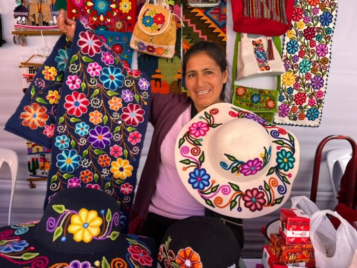 Emprendedora elabora sombreros, tapices y accesorios personalizados hechos a mano para sostener económicamente a su familia.