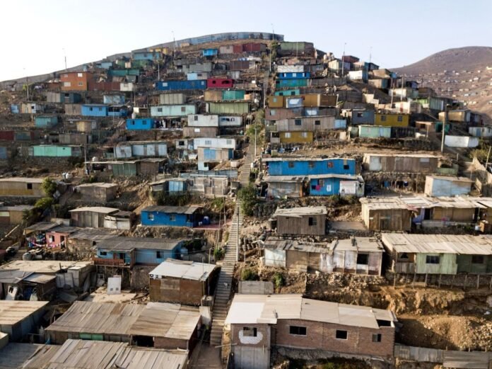 Análisis de experto de Videnza Instituto sostiene que el Perú aún no recupera los niveles de pobreza previos a la pandemia y que millones de familias siguen expuestas a retroceder ante nuevas crisis económicas o políticas.