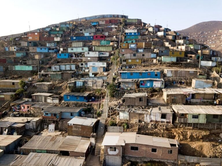 Análisis de experto de Videnza Instituto sostiene que el Perú aún no recupera los niveles de pobreza previos a la pandemia y que millones de familias siguen expuestas a retroceder ante nuevas crisis económicas o políticas.