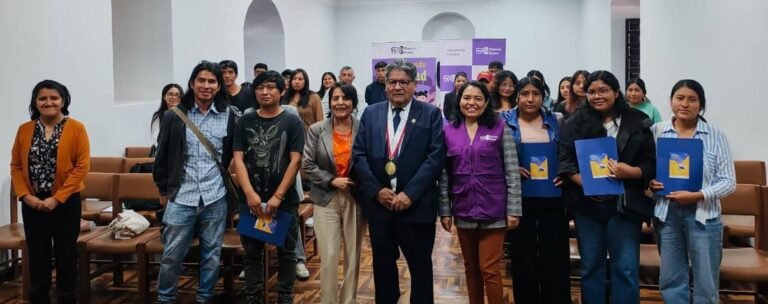 El certamen organizado por el Movimiento Manuela Ramos premiará a estudiantes con laptops, smartphones y publicaciones académicas.