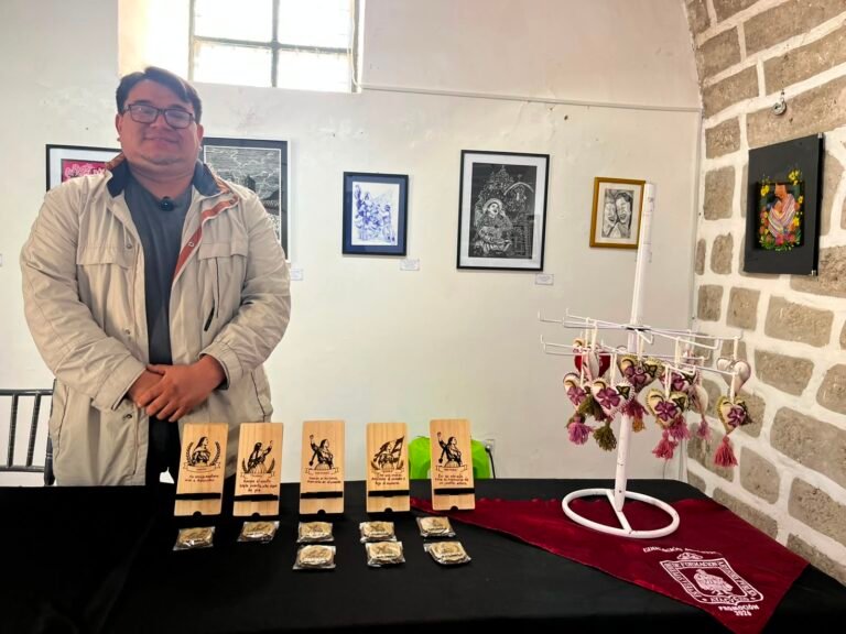 El Colectivo Warmi Digital presenta exposición y talleres gratuitos donde estudiantes y artistas transforman técnicas tradicionales en oportunidades económicas.
