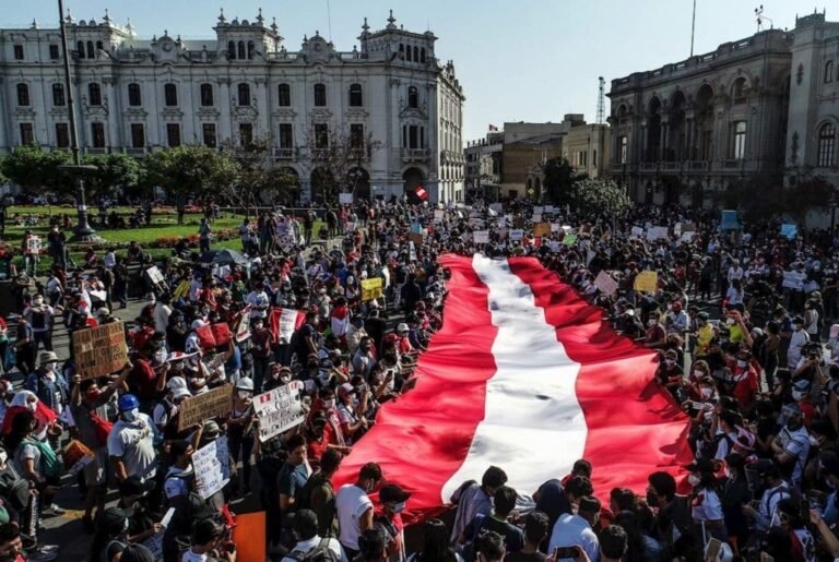 Especialistas advierten que fortalecer las instituciones, la educación cívica y el pensamiento crítico es clave para enfrentar la desinformación y la polarización política.