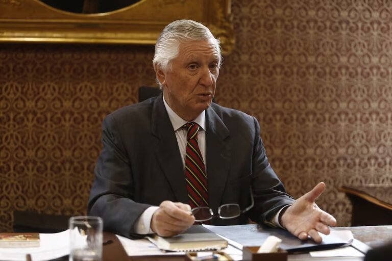 El canciller Carlos Pareja destacó el aumento de votantes en la primera vuelta y anunció el envío del material electoral a América, Europa y Medio Oriente.