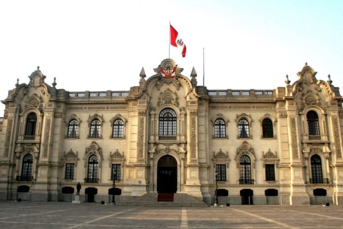Con un margen fiscal cada vez más estrecho, especialistas advierten que el próximo Gobierno deberá garantizar estabilidad jurídica y destrabar proyectos para sostener el empleo formal, los salarios y el crecimiento económico.