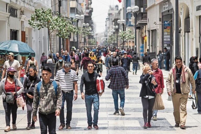 Especialistas señalan que incrementos desconectados de la productividad pueden afectar el empleo formal y reducir oportunidades laborales.
