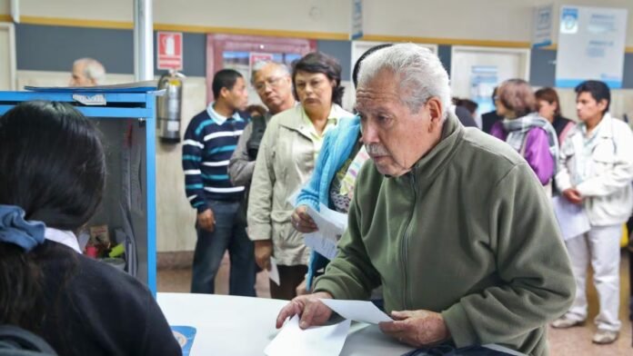 Especialistas advierten que los costos de transporte, salud y alimentación continúan afectando a los hogares más vulnerables, aunque los indicadores nacionales muestran una mejora.