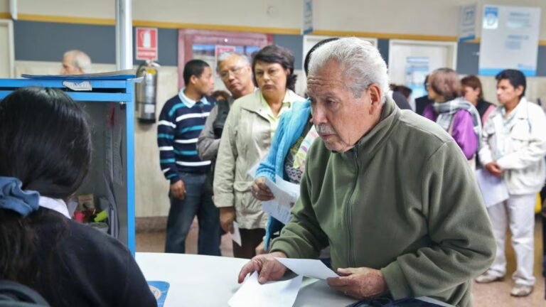 Especialistas advierten que los costos de transporte, salud y alimentación continúan afectando a los hogares más vulnerables, aunque los indicadores nacionales muestran una mejora.