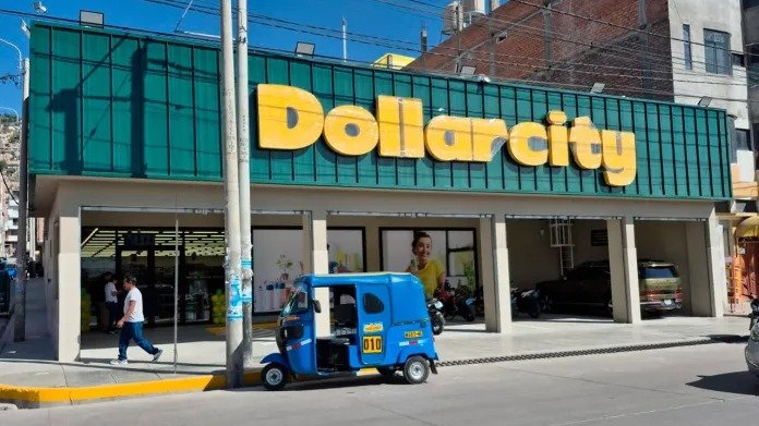 WhatsApp Image 2026-06-09 at 20.16.01 (1) La apertura de la primera tienda de Dollarcity en Huamanga refleja el interés de grandes cadenas por expandirse hacia ciudades con mercados en desarrollo.