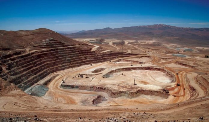 El economista Fernando Castillo Torres señala que persisten brechas y obras pendientes pese a los recursos recibidos por regiones con actividad minera. El economista Fernando Castillo Torres señala que persisten brechas y obras pendientes pese a los recursos recibidos por regiones con actividad minera.