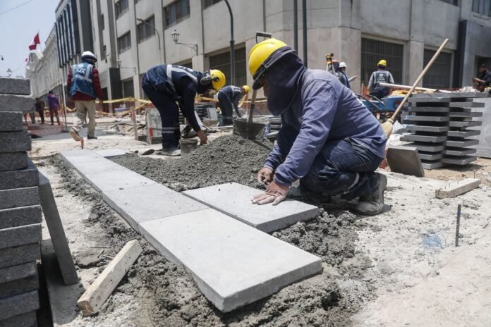 Las obras públicas paralizadas pasaron de S/21 595 millones en 2022 a S/67 139 millones al cierre de 2025, con transportes, vivienda y salud como los sectores más golpeados, y sin señales de que el ciclo vaya a romperse.