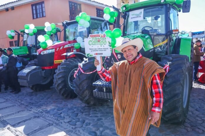 Tres organizaciones agrarias fueron beneficiadas con equipos para fortalecer la producción de quinua y leche en la región.