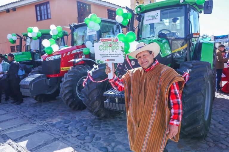 Tres organizaciones agrarias fueron beneficiadas con equipos para fortalecer la producción de quinua y leche en la región.