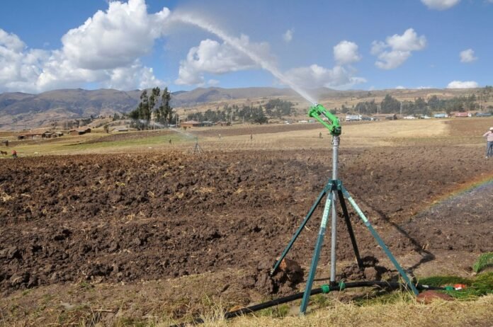 Proyecto de Agro Rural fortalece la disponibilidad de agua para la agricultura y la ganadería en 14 regiones mediante infraestructura para captar y almacenar lluvias.