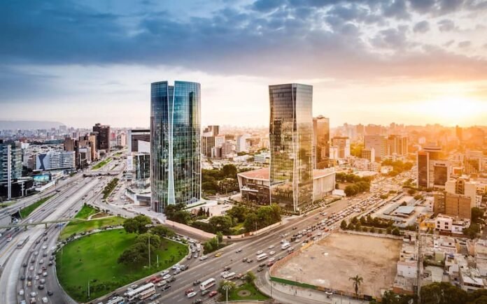 Aunque el país mostró avances en desempeño económico, el informe advierte que persisten brechas en infraestructura, productividad e institucionalidad que limitan el crecimiento. Aunque el país mostró avances en desempeño económico, el informe advierte que persisten brechas en infraestructura, productividad e institucionalidad que limitan el crecimiento.