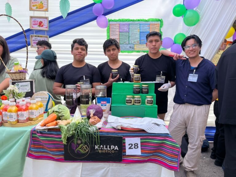 El emprendimiento Kallpa apuesta por alimentos fermentados elaborados con hortalizas de mercados locales como una alternativa natural frente a los problemas digestivos.