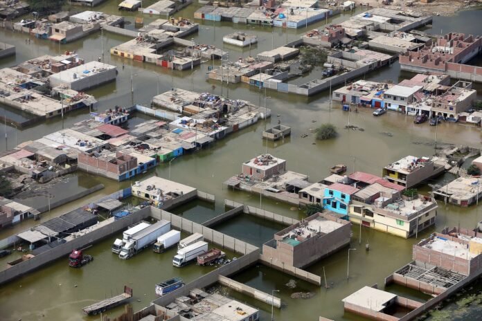 Perú destina más recursos que otros países para enfrentar desastres naturales, pero la mala ejecución, el predominio del gasto corriente y las obras paralizadas limitan la capacidad de prevención ante un nuevo Fenómeno El Niño.