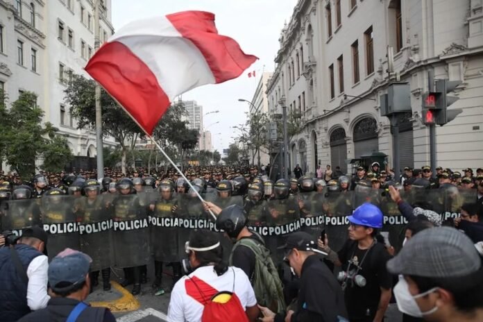 Episodios similares han costado más de S/100 millones diarios al comercio limeño y más de S/1000 millones a regiones como Arequipa, en un momento en que el país necesita una transición ordenada frente al Fenómeno El Niño, la inflación y la inseguridad.