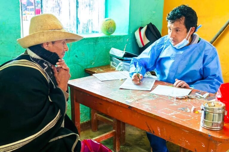 Una caravana multisectorial reunió a 60 profesionales que durante dos días brindaron atenciones de salud, identificación, justicia y programas sociales en 20 localidades del norte de Ayacucho.