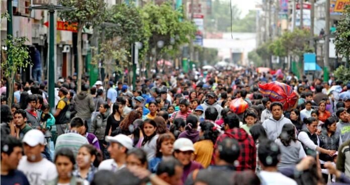 El PNUD advierte que más del 70% de la población percibe que los gobiernos responden a intereses particulares, una desconfianza que en el Perú se agrava por la fragmentación política y la alta inestabilidad presidencial. El PNUD advierte que más del 70% de la población percibe que los gobiernos responden a intereses particulares, una desconfianza que en el Perú se agrava por la fragmentación política y la alta inestabilidad presidencial.