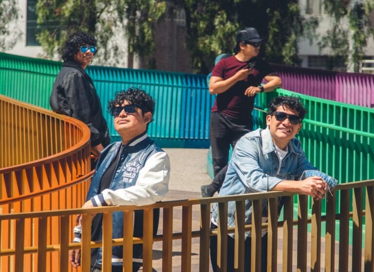 La banda ayacuchana se reencuentra en escena mientras trabaja en el visualizer de un nuevo sencillo junto al productor y artista urbano Sebastián Urbina, de cara al lanzamiento de su primer álbum