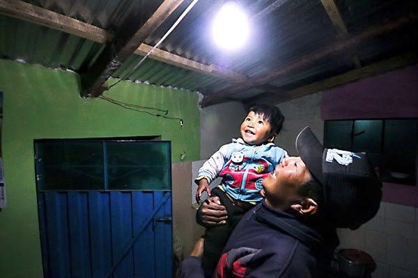 El Ministerio de Energía y Minas culminó proyectos de electrificación en 16 localidades de La Mar y Huanca Sancos para ampliar el acceso a un servicio eléctrico seguro y continuo. El Ministerio de Energía y Minas culminó proyectos de electrificación en 16 localidades de La Mar y Huanca Sancos para ampliar el acceso a un servicio eléctrico seguro y continuo.