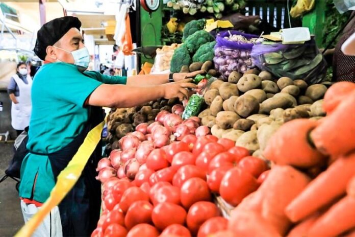 Los analistas no esperan que la inflación regrese al rango meta antes del primer trimestre de 2027, lo que exigirá decisiones rápidas para recuperar la confianza de hogares e inversionistas. Los analistas no esperan que la inflación regrese al rango meta antes del primer trimestre de 2027, lo que exigirá decisiones rápidas para recuperar la confianza de hogares e inversionistas.