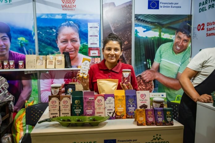 El trabajo de 36 productores, en su mayoría mujeres, impulsa la transformación del cacao y la apertura de nuevos mercados. El trabajo de 36 productores, en su mayoría mujeres, impulsa la transformación del cacao y la apertura de nuevos mercados.