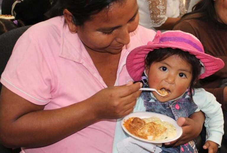 Especialistas resaltan que una buena alimentación, junto con el seguimiento médico y la educación nutricional, es fundamental para enfrentar este problema de salud pública.