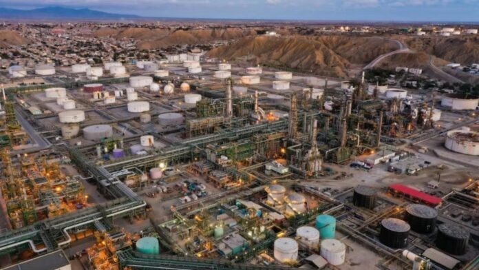 La calificadora advierte que la falta de una ruta de ejecución mantiene la incertidumbre sobre el financiamiento de hasta US$2,000 millones anunciado por el Gobierno. La calificadora advierte que la falta de una ruta de ejecución mantiene la incertidumbre sobre el financiamiento de hasta US$2,000 millones anunciado por el Gobierno.