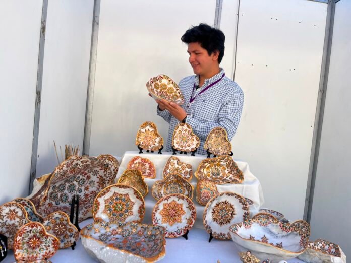 Las obras de Carlos Julio Gálvez La Torre fueron exhibidas en una feria internacional y ahora proyecta abrir una galería para preservar el legado familiar y fortalecer el relevo generacional en la artesanía ayacuchana. Las obras de Carlos Julio Gálvez La Torre fueron exhibidas en una feria internacional y ahora proyecta abrir una galería para preservar el legado familiar y fortalecer el relevo generacional en la artesanía ayacuchana.