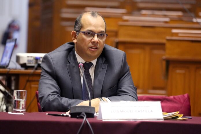 Luis Miguel Castilla sostuvo que la próxima administración recibirá una economía con mejores fundamentos, pero con un margen fiscal más reducido y una emergencia climática que absorberá buena parte de sus primeros 100 días. Luis Miguel Castilla sostuvo que la próxima administración recibirá una economía con mejores fundamentos, pero con un margen fiscal más reducido y una emergencia climática que absorberá buena parte de sus primeros 100 días.