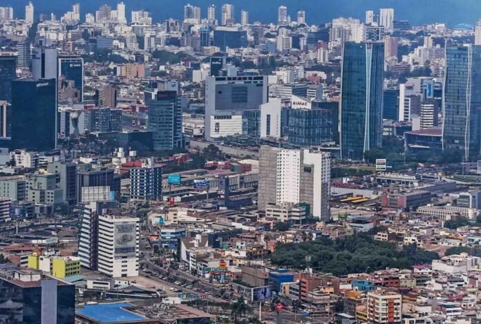 La calificadora Fitch señala que el país conserva estabilidad macroeconómica, aunque advierte que será necesario impulsar reformas y mantener la disciplina fiscal para fortalecer el grado de inversión. La calificadora Fitch señala que el país conserva estabilidad macroeconómica, aunque advierte que será necesario impulsar reformas y mantener la disciplina fiscal para fortalecer el grado de inversión.