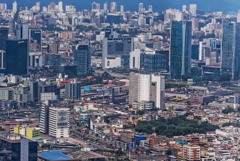 La calificadora Fitch señala que el país conserva estabilidad macroeconómica, aunque advierte que será necesario impulsar reformas y mantener la disciplina fiscal para fortalecer el grado de inversión.