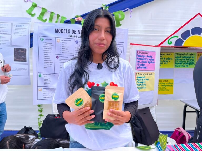 Llullupop, un emprendimiento que transforma el cushuro en gomitas con frutas naturales para promover el consumo de hierro de una manera atractiva para niños y adultos.