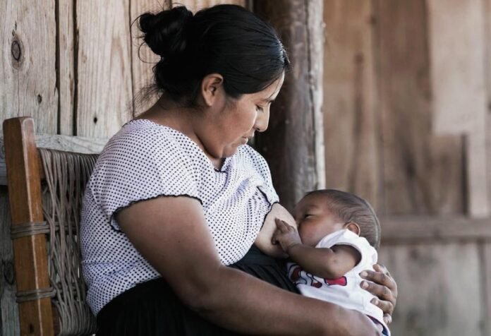Especialista advierte que factores como el trabajo, el estrés y la falta de información vienen dificultando que más bebés reciban leche materna exclusiva durante sus primeros seis meses de vida.