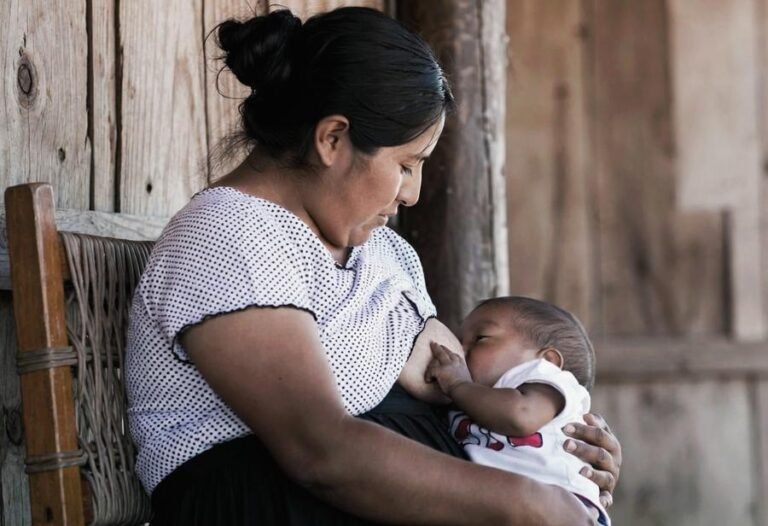 Especialista advierte que factores como el trabajo, el estrés y la falta de información vienen dificultando que más bebés reciban leche materna exclusiva durante sus primeros seis meses de vida.