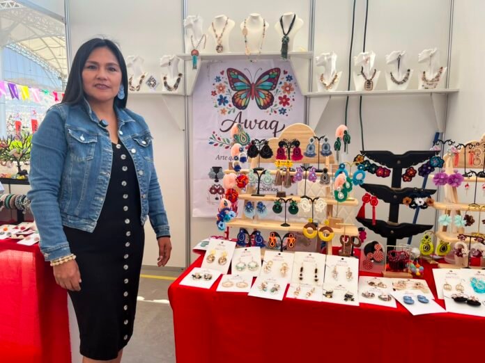 En apenas un año, el emprendimiento ayacuchano pasó de crear accesorios para uso personal a elaborar diseños exclusivos para promociones, artistas y clientas que buscan piezas hechas a medida.