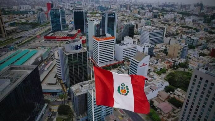 Un informe de Ronin sostiene que ampliar la base de contribuyentes mediante más inversión y empleo formal sería más efectivo que crear nuevos tributos o aumentar la carga a quienes ya pagan impuestos.