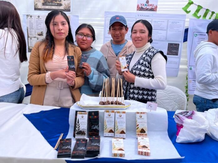 El emprendimiento Yanámu combina cacao con granos andinos y frutos secos en una propuesta dirigida principalmente a estudiantes, con presentaciones accesibles y una producción que busca crecer en los próximos meses. El emprendimiento Yanámu combina cacao con granos andinos y frutos secos en una propuesta dirigida principalmente a estudiantes, con presentaciones accesibles y una producción que busca crecer en los próximos meses.