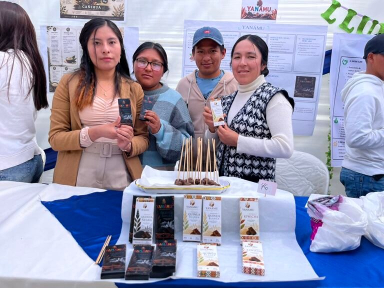 El emprendimiento Yanámu combina cacao con granos andinos y frutos secos en una propuesta dirigida principalmente a estudiantes, con presentaciones accesibles y una producción que busca crecer en los próximos meses.