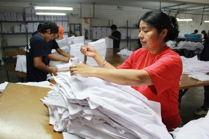 El optimismo para invertir en el Perú, en niveles no vistos desde 2012, impulsa el crecimiento de los pequeños negocios y dinamiza el consumo de las familias, de acuerdo con economista de Redes. El optimismo para invertir en el Perú, en niveles no vistos desde 2012, impulsa el crecimiento de los pequeños negocios y dinamiza el consumo de las familias, de acuerdo con economista de Redes.